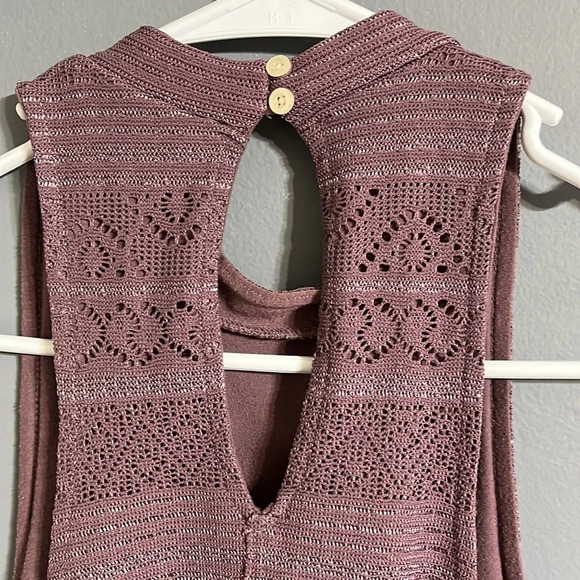 Sleeveless Hollister lace top size large - Picture 3 of 3